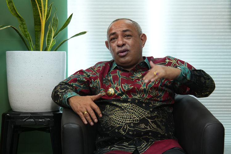 Bupati Maluku Barat Daya Benyamin Thomas Noach saat berbincang di Kantor Kompas.com, Jakarta, Kamis (28/7/2022).
