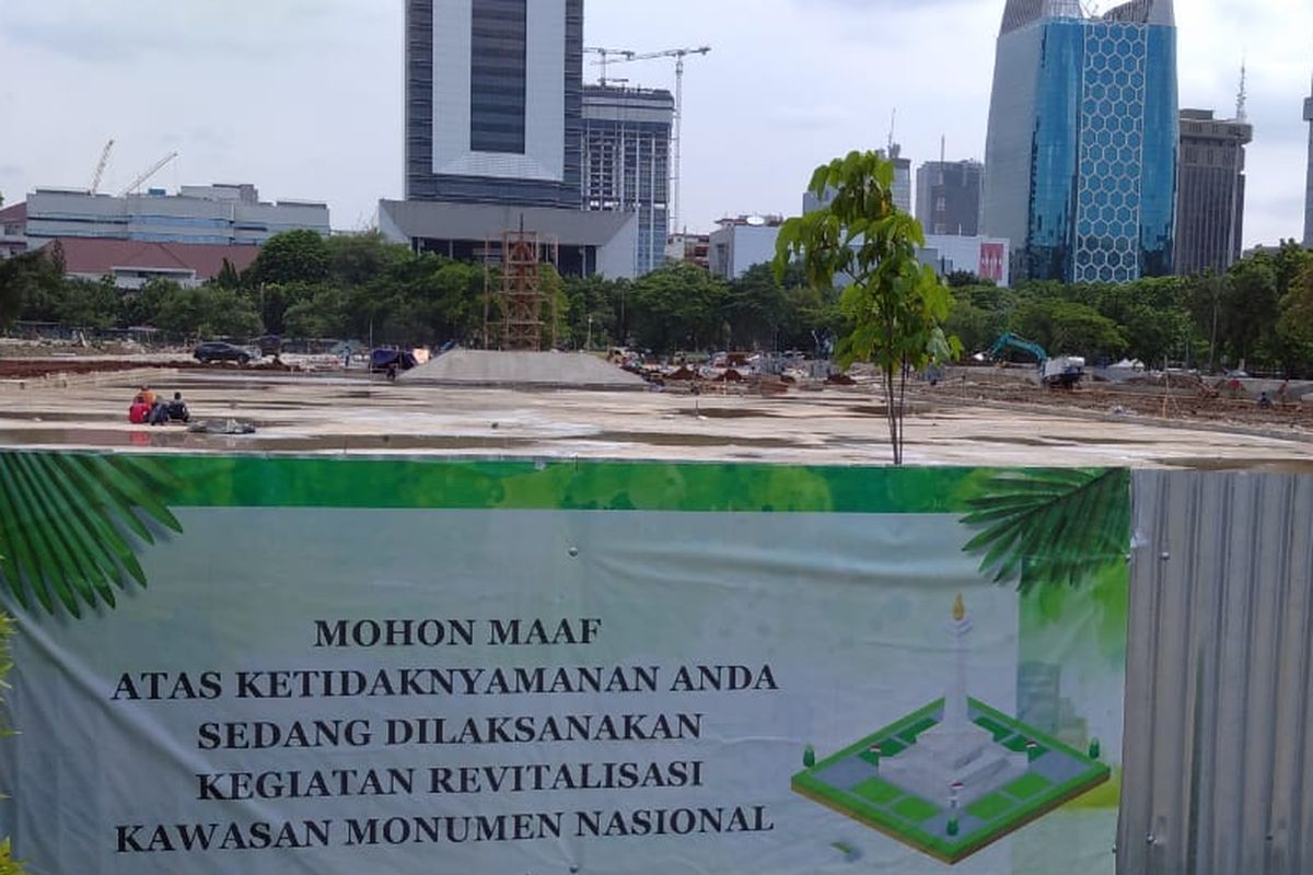 Suasana di salah satu taman di Selatan Monas yang sudah gundul karena sedang direvitalisasi.