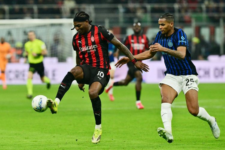 Rafael Leao (kiri) dibayangi Manuel Akanji (kanan) dalam pertandingan sepak bola Serie A Liga Italia antara AC Milan vs Inter Milan di Stadion San Siro di Milan, Italia utara, pada 8 Maret 2026. (Foto oleh Stefano RELLANDINI / AFP)