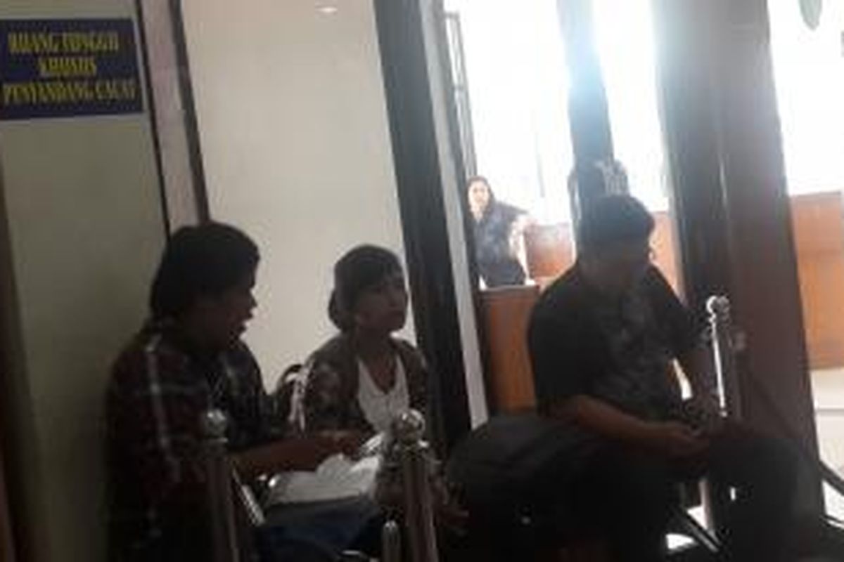 Warga bukan orang berkebutuhan khusus duduki ruang tunggu khsusus penyandang cacat di Pelayanan Terpadu Satu Pintu Jakarta Pusat, Rabu (13/5/2015).