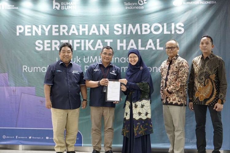 Penyerahan sertifikat halal secara simbolis kepada UMKM binaan PT Telkom di Kantor Pusat PT Surveyor Indonesia, Jakarta beberapa waktu lalu.