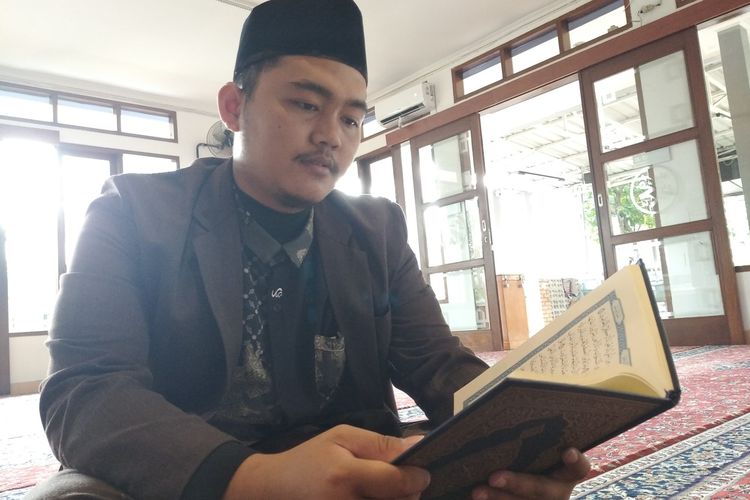Ibnu Husni Mubarok, marbut di Masjid Nurul Izzah, Kelurahan Cisaranten Kulon, Kecamatan Arcamanik, Kota Bandung, Jawa Barat, Jumat (22/3/2024).
