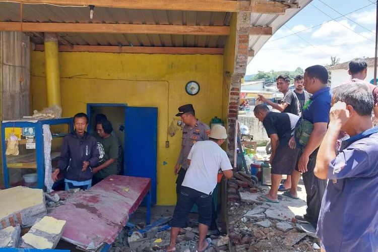 Kondisi satu kendaraan roda empat di Kabupaten Karanganyar, Jawa Tengah, menabrak warung kelontong milik warga. Akibatnya, warung roboh dan pemilik warung luka-luka.