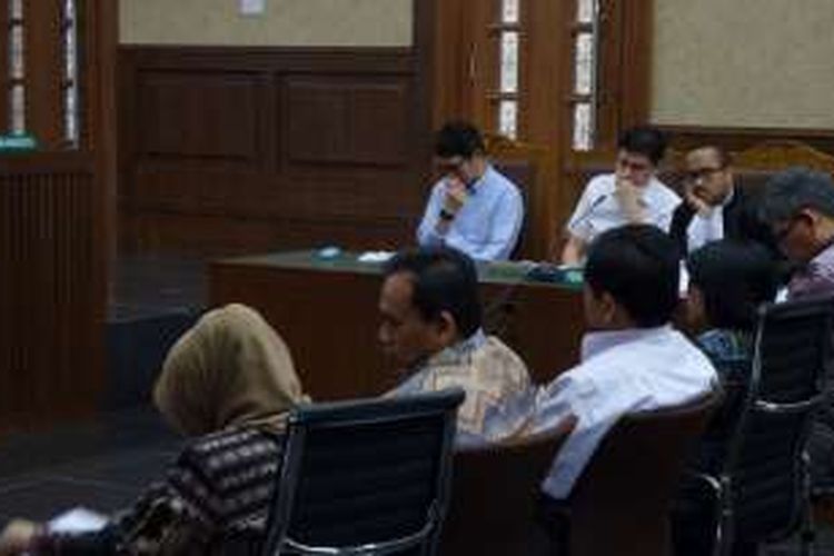 Pejabat Pemerintah Provinsi DKI Jakarta memberikan keterangan sebagai saksi di persidangan bagi terdakwa Ariesman Widjaja dan Trinanda Prihantoro di Pengadilan Tipikor Jakarta, Kamis (30/6/2016).