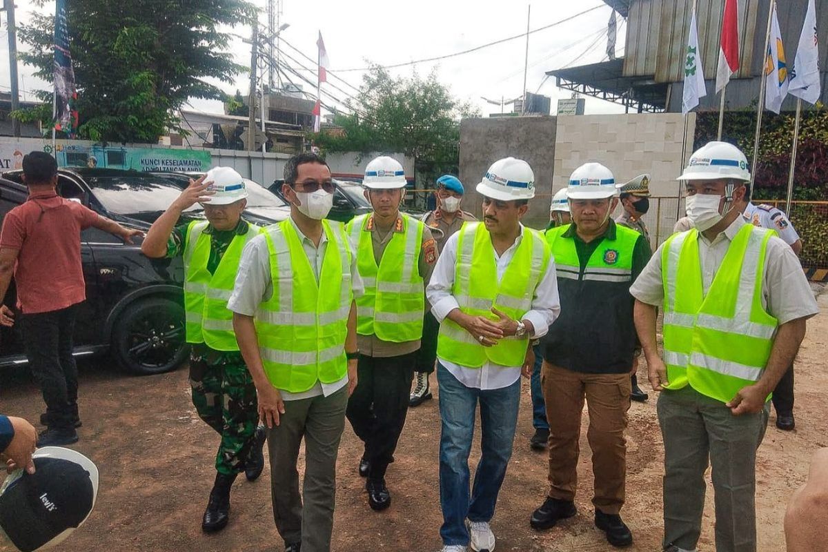 Penjabat (Pj) Gubernur DKI Jakarta Heru Budi Hartono saat meninjau proyek pembangunan sodetan Kali Ciliwung, Jakarta Timur, Senin (23/1/2023).