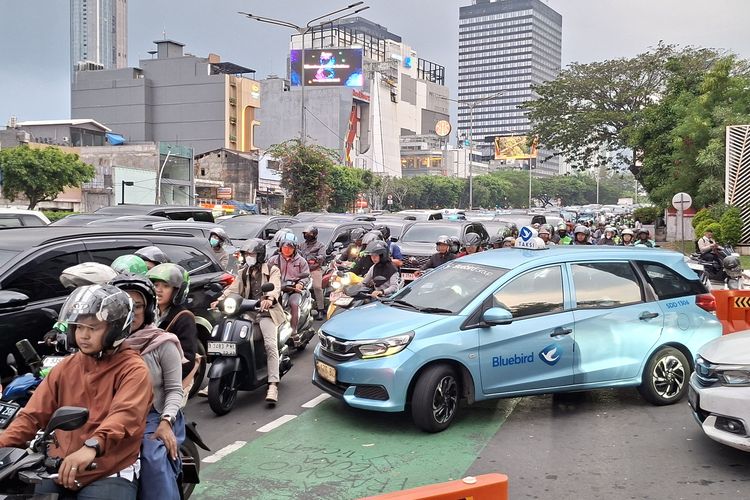 Lalu Lintas Jalan Sudirman Arah Bundaran HI Macet Imbas Polisi Adang Massa Demo