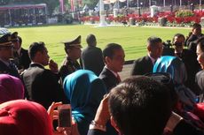 Jokowi Muncul, Warga di Istana Pun Berebut Salaman
