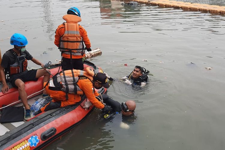 Tim SAR mencari pemuda bernama Solihin (20) yang tenggelam Kali Banjir Kanal Barat tepatnya di Jalan Latumenten Raya RT 013 RW 01 depan Seasons City, Jembatan Besi, Jakarta Barat pada Minggu (29/8/2021) malam.