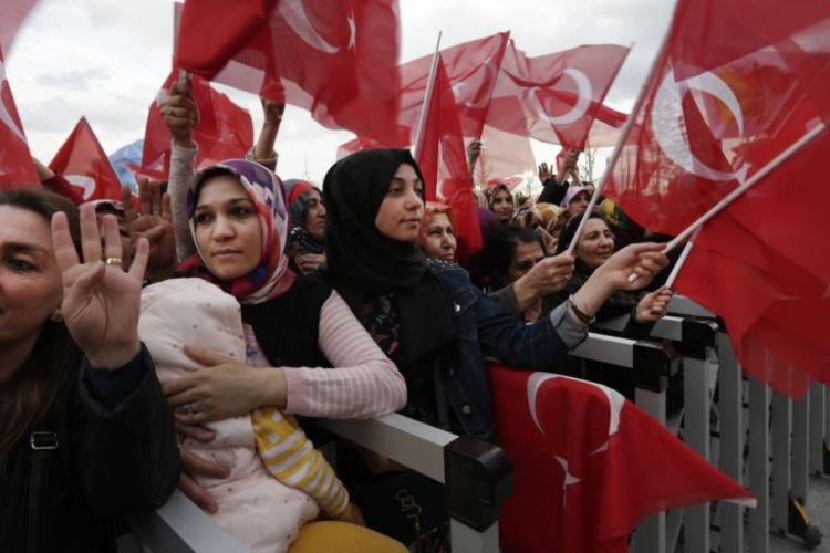 Para pendukung Presiden Turki, Recep Tayyip Erdogan, berkumpul di luar istana presiden di Ankara untuk merayakan kemenangan dalam referendum, Senin (17/4/2017).
