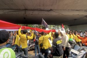 Arak Bendera Merah Putih Panjang, Mahasiswa UT Bawa 5 Tuntutan Saat Demo di DPR