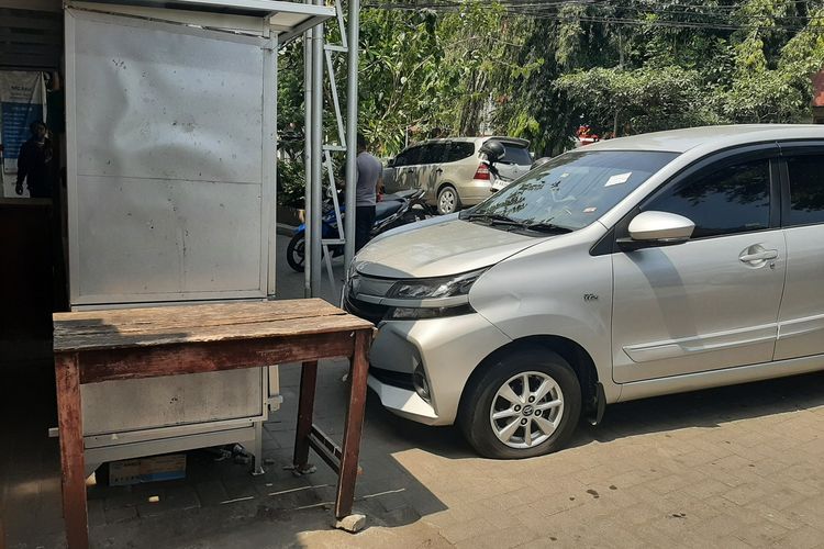 Mobil yang terpakir tiga hari di depan pagar rumah warga di daerah Sinduadi, Kapanewon Mlati, Kabupaten Sleman.
