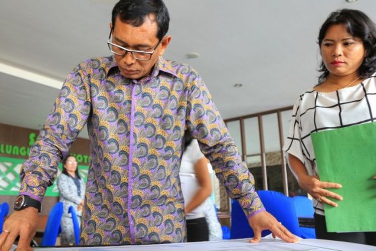 Bupati Simalungun JR Saragih bersama Kepala Dinas Bappeda Kabupaten Simalungun, Sumatera Utara saat melihat maket perencanaan pembangunan di Kabupaten Simalungun, Sumatera Utara, belum lama ini.
