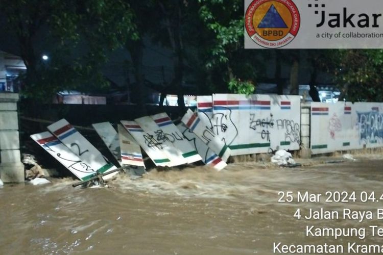 Proyek tanggul kali Hek di kawasan Kramat Jati, Jakarta Timur, jebol pada Senin (25/3/2024) pagi hari sekitar pukul 04.31 WIB.
