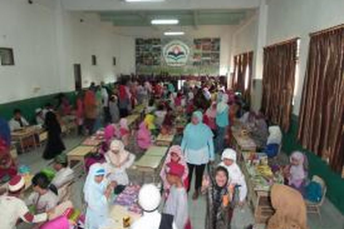 Siswa-siswi SD Fastabiqul Khairat Samarinda gelar bazar untuk sambut tahun baru Islam.