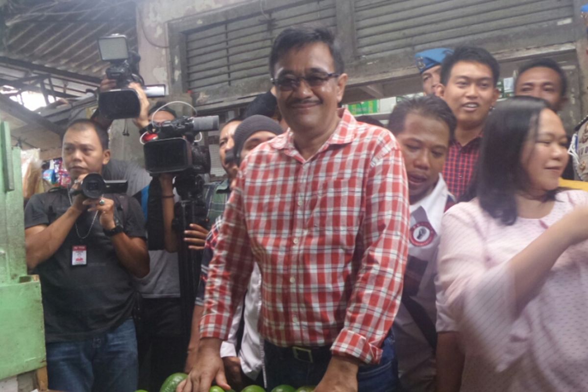 Cawagub DKI Jakarta Djarot Saiful Hidayat belanja buah di Pasar Jelambar Polri, Selasa (21/3/2017). 