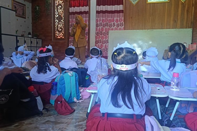 Bukan di Kelas, Murid SD di Blora Belajar di Rumah Warga Saat Hari Pertama Masuk Sekolah
