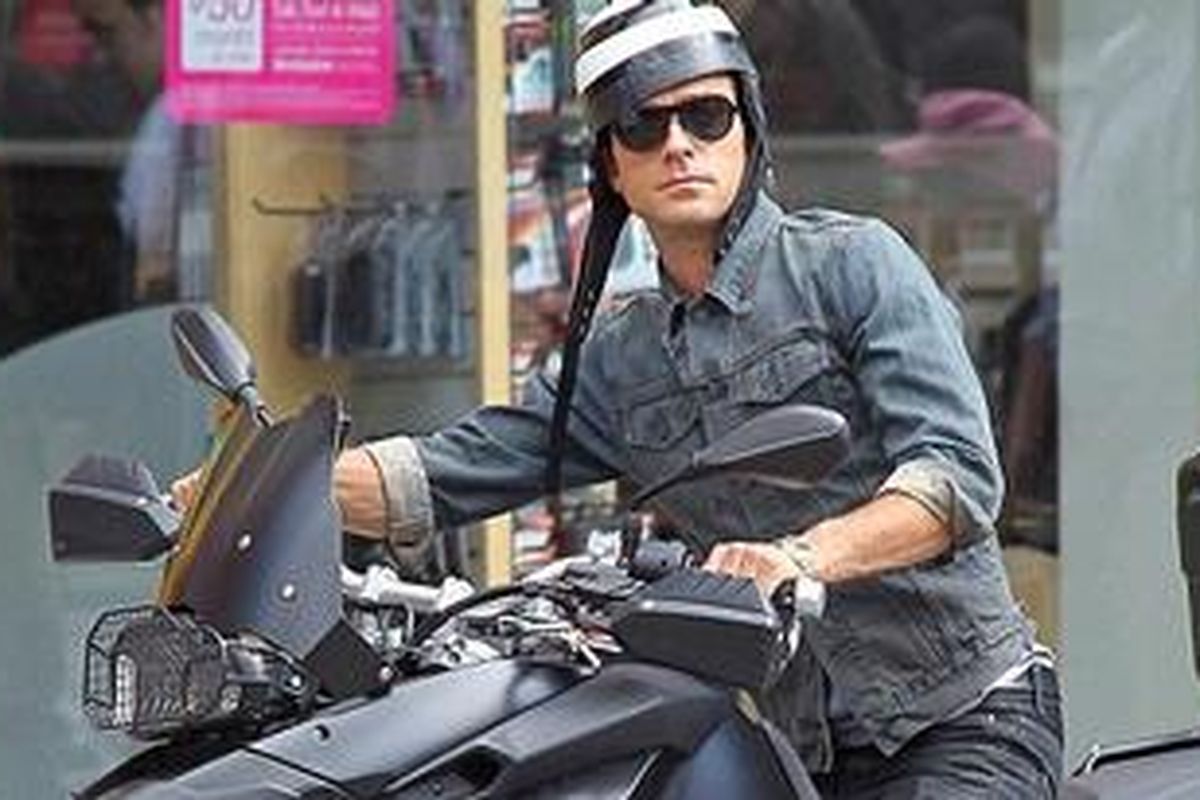 Celana jeans bekas bisa diubah menjadi jaket jeans pas badan yang keren.