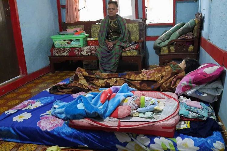 Sang ayah sedang menunggu anaknya yang baru melahirkan anak ketiganya yang mengaku hamil selama 1 jam saja di Kecamatan Puspahiang, Kabupaten Tasikmalaya, Selasa (21/7/2020).