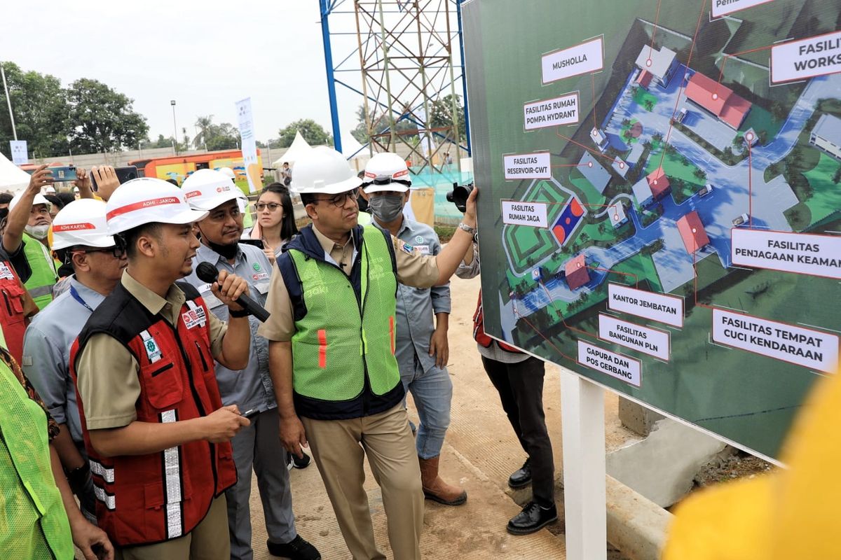 Gubernur DKI Jakarta Anies Baswedan saat melakukan Pembukaan Praresmi Fasilitas Pengolahan Sampah Landfill Mining dan RDF Plant di TPST Bantargebang sebagai Energi Baru Terbarukan dari Jakarta pada Senin (10/10/2022).