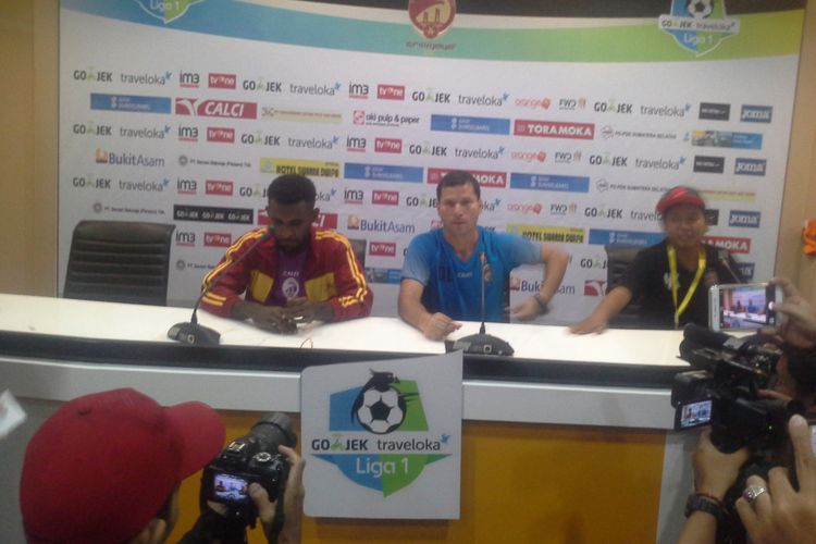 Pelatih kepala Sriwijaya FC, Osvaldo Lessa, melakukan konferensi pers di Stadion Gelora Sriwijaya FC seusai menang atas Borneo FC, Sabtu (22/4/2017). 