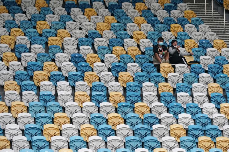 Dua warga Hong Kong menggunakan masker di Tseung Kwan O Sports Ground.