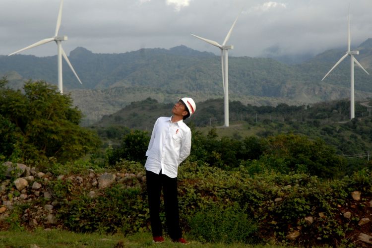 Presiden Joko Widodo memperhatikan turbin kincir angin usai meresmikan Pembangkit Listirk Tenaga Bayu (PLTB) di Desa Mattirotasi, Kabupaten Sidrap, Sulawesi Selatan, Senin (2/7/2018). Presiden Joko Widodo meresmikan PLTB dengan kapasitas 75 megawatt yang akan membantu pasokan listrik di Wilayah Sulselbar dengan kekuatan putaran 30 buah turbin kincir angin.