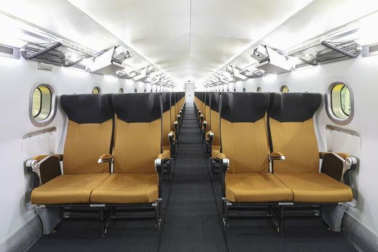 Kereta supercepat uji coba M10 di Jepang yang kursinya tak bisa direbahkan (non-reclining seat).