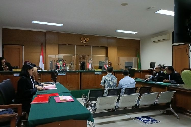 Dua terdakwa kasus dugaan korupsi Kredit Modal Kerja (KMK) di bank Banten Rp784 juta menjalani sidang perdana dengan agenda pembacaan dakwaan jaksa di Pengadilan Tipikor Serang. Kamis (18/4/2024). Selain dua mantan pejabat Banten, satu pengusaha juga duduk sebagai terdakwa dikasus yang sama.