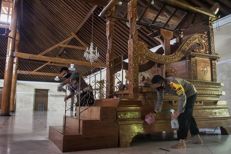 Anggota polisi membersihkan mimbar masjid saat kegiatan bersih-bersih di Masjid Agung Keraton Kasunanan, Solo, Jawa Tengah, Senin (12/4/2021). Kegiatan tersebut dilakukan untuk memberikan rasa nyaman umat Islam dalam menjalankan ibadah di bulan Ramadhan.