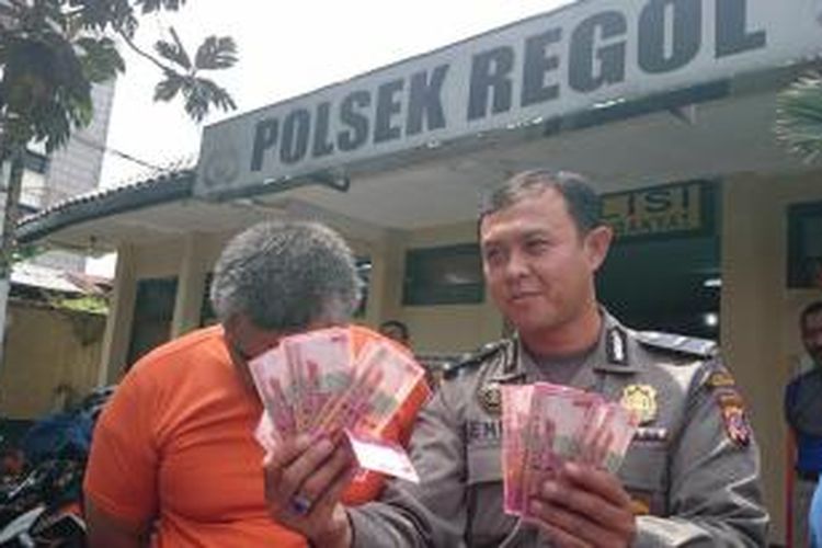 Syamsa Alamsyah (54), mantan PNS Kabupaten Cianjur yang baru sebulan bebas setelah sebelumnya dibui selama 2 tahun di Rutan Kebon Waru Bandung akibat kasus penipuan dan penggelapan, bakal kembali merasakan kehidupan dibalik jeruji besi lantaran kedapatan mengedarkan uang palsu sebanyak Rp. 15,4 Juta 