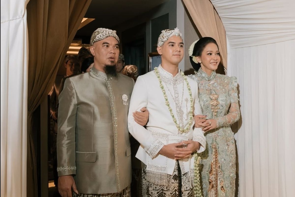 Salah satu foto yang diunggah Al Ghazali di Instagram memperlihatkan dirinya diantar oleh kedua orangtuanya, Ahmad Dhani dan Maia Estianty, menuju pelaminan.