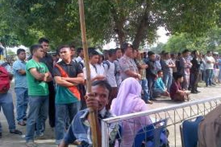 Ratusan massa mulai memadati panggung eksekusi cambuk di Halaman Mesjid Agung Kabupaten Bireuen, Aceh. Selasa (25/11). DESI