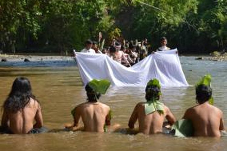 Warga Dusun Pongangan Desa Ngadirejo, Kecamatan Salaman, Kabupaten Magelang, melakukan aksi teatrikal untuk konservasi alam di sungai Tangsi, MInggu (3/1/2016).