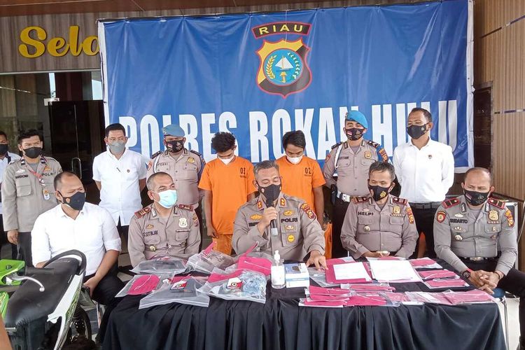 Polisi menangkap 2 pelaku pencurian yang menewaskan korbannya di Riau, Senin (18/10/2021)