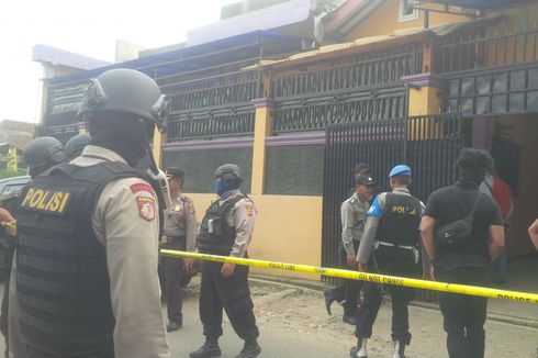  Polisi Geledah Pabrik Konveksi Terduga Pelaku Bom Kampung Melayu