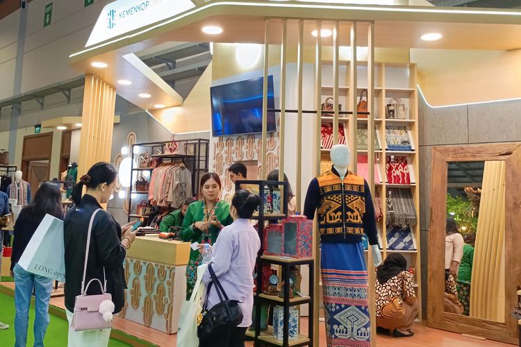 Smesco Indonesia menampilkan aneka produk unggulan dari 22 perajin muda di ajang Kriyanusa 2024, sebuah pameran bertajuk ?Perajin Muda, Lestarikan Warisan Budaya? yang digelar di Jakarta Convention Center (JCC) Jakarta pada 28 Agustus hingga 1 September 2024.