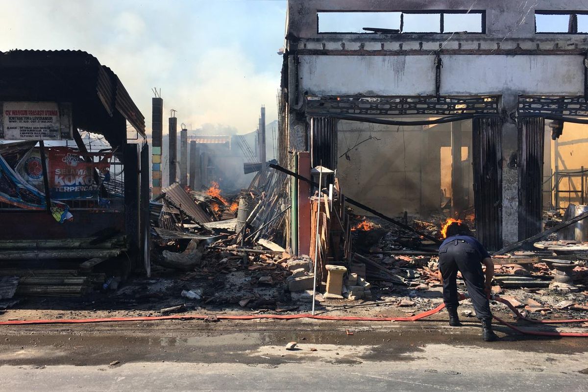 Kebakaran toko bangunan di Desa Bungkulan, Kecamatan Sawan, Kabupaten Buleleng, Provinsi Bali, ludes terbakar pada Senin (21/10/2024).