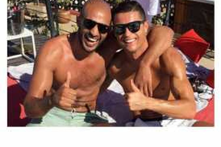 Bintang Real Madrid, Cristiano Ronaldo (kanan) dan teman dekatnya asal Maroko, Badr Hari.