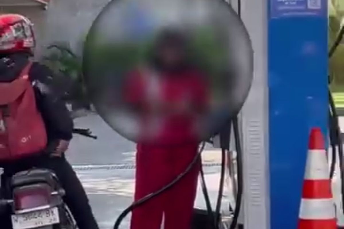 Tangkapan layar video yang menunjukkan pegawai SPBU di Jalan Kombespol M Duryat, Kecamatan/Kabupaten Lamongan, Jawa Timur, membentak konsumen.