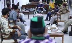 Ganjar Pranowo Disambangi Aktivis Mahasiswa Malam-malam, Ada Apa?