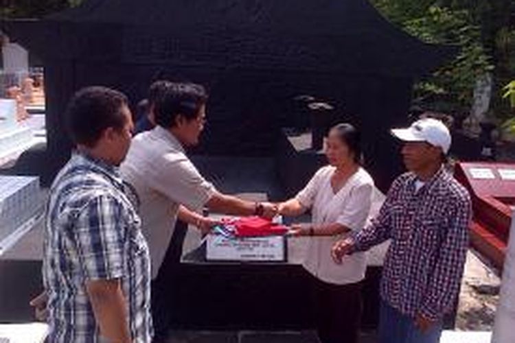 Forum Komunikasi Wartawan Kabupaten Semarang (FWKs) menyerahkan bendera merah putih kepada juru kunci nakam dr Tjipto Mangunkusumo, di Ambarawa, Senin (11/8/2014) siang.