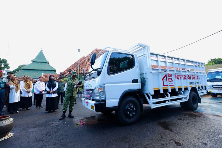 18 Truk Koperasi Merah Putih Tiba di Banyuwangi, Diresmikan dengan Mandi Kembang