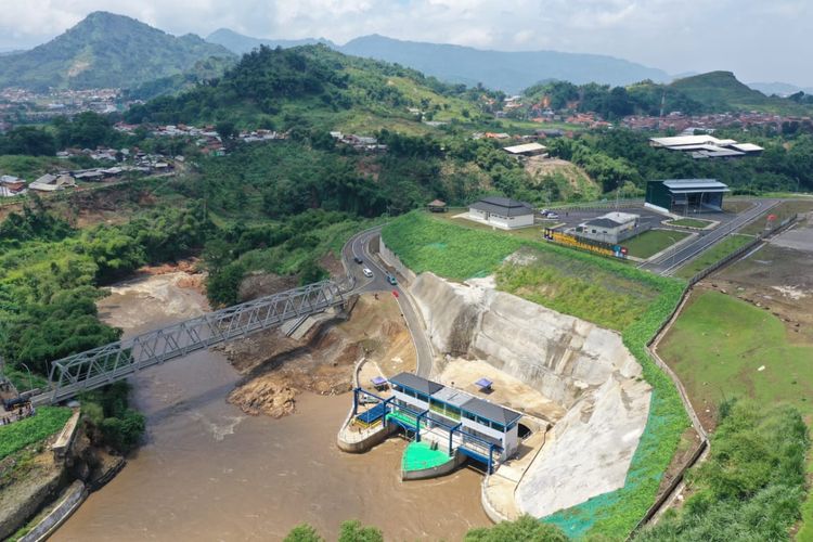 Pengerjaan konstruksi Terowongan Nanjung dilakukan oleh kontraktor PT Wijaya Karya (Persero) Tbk dan PT Adhi Karya (Persero) Tbk KSO