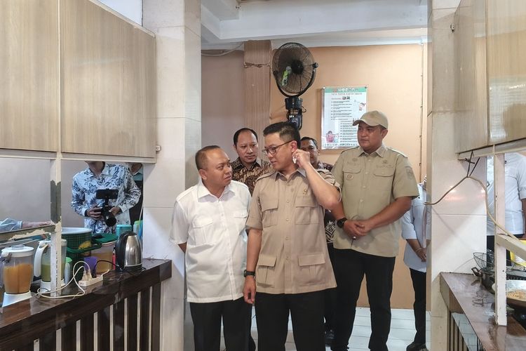 Kunjungan Pertama di Jabar, Menko PMK Sugiono Dorong Tiap Kelas Punya Papan Digital