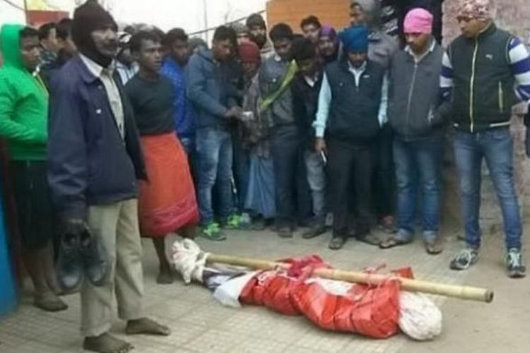Jasad Sanjay Nut (45) telah dibungkus setelah tewas akibat memotong lehernya sendiri di sebuah kuil di India.