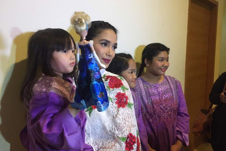 Ussy Sulistiawaty bersama anak-anaknya diabadikan di Ballroom Kuningan City, Jakarta Selatan, Senin (12/6/2017). Mereka menghadiri acara bersama dengan para anak yatim dan piatu.