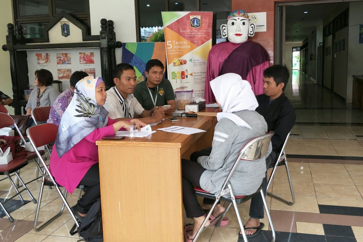 Warga mendaftar OK OCE di tempat pelayanan pengaduan warga di Kantor Camat Senen, Jakarta Pusat, Sabtu (27/1/2018).