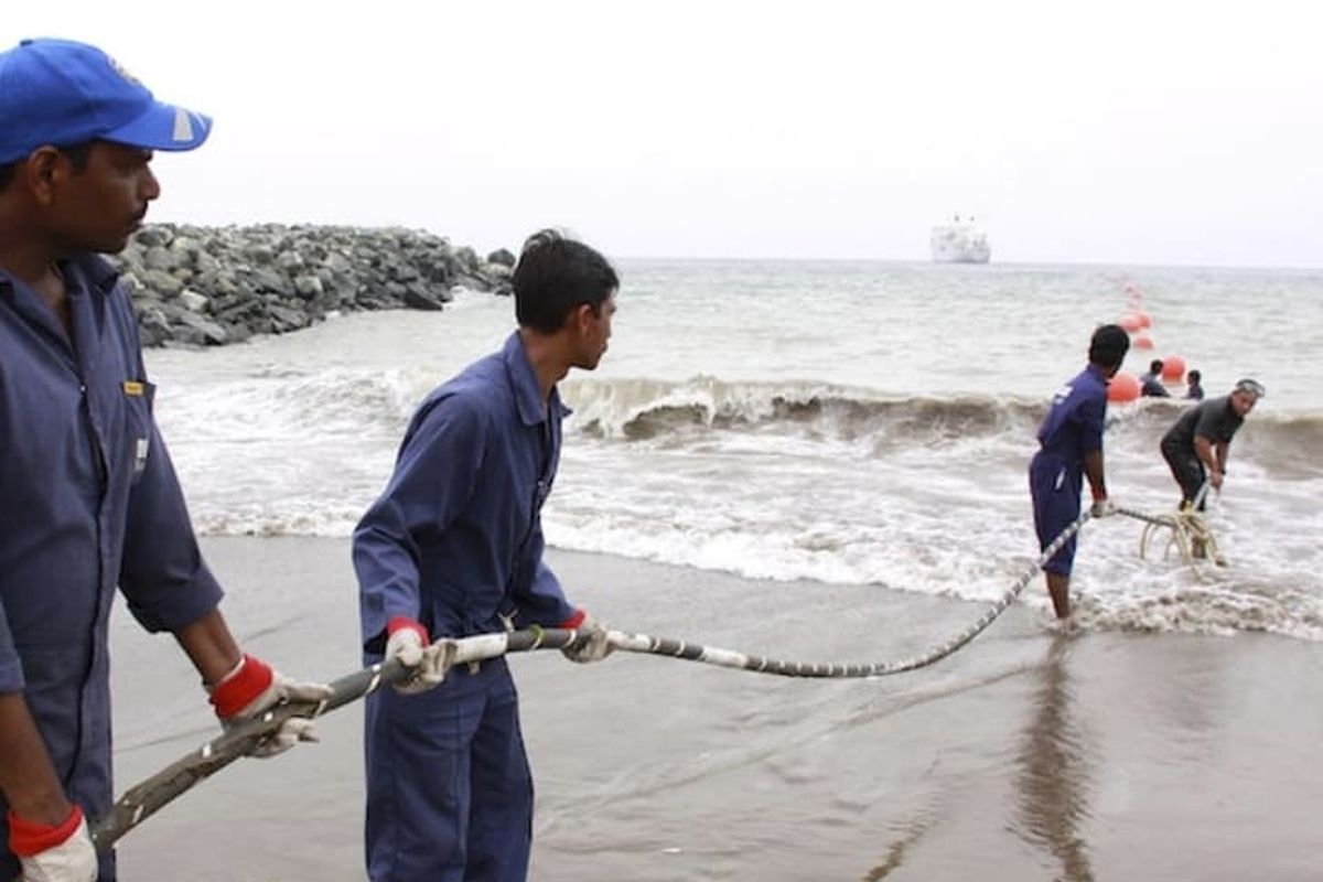 Ilustrasi kabel bawah laut sedang diperbaiki.