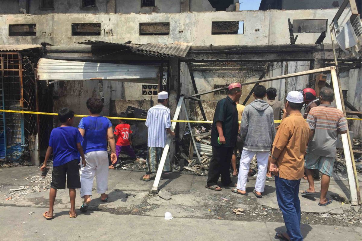 Kebakaran di Jalan Pedongkelan Raya RT 009 RW 009, Kelurahan Kapuk, Kecamatan Cengkareng, Jakarta Barat selain mengakibatkan belasan ruko hangus terbakar, juga menewaskan satu keluarga, Jumat (2/2/2018).