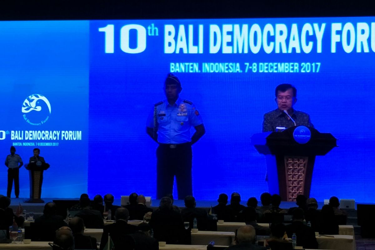 Wakil Presiden Jusuf Kalla membuka penyelenggaraan Bali Democracy Forum (BDF) ke-10 di Serpong, Tangerang, Banten. Kegiatan tersebut berlangsung pada 7-8 Desember 2017 di Indonesia Convention Exhibition (ICE), BSD City, Serpong, Tangerang, Banten, Kamis (7/12/2017). 